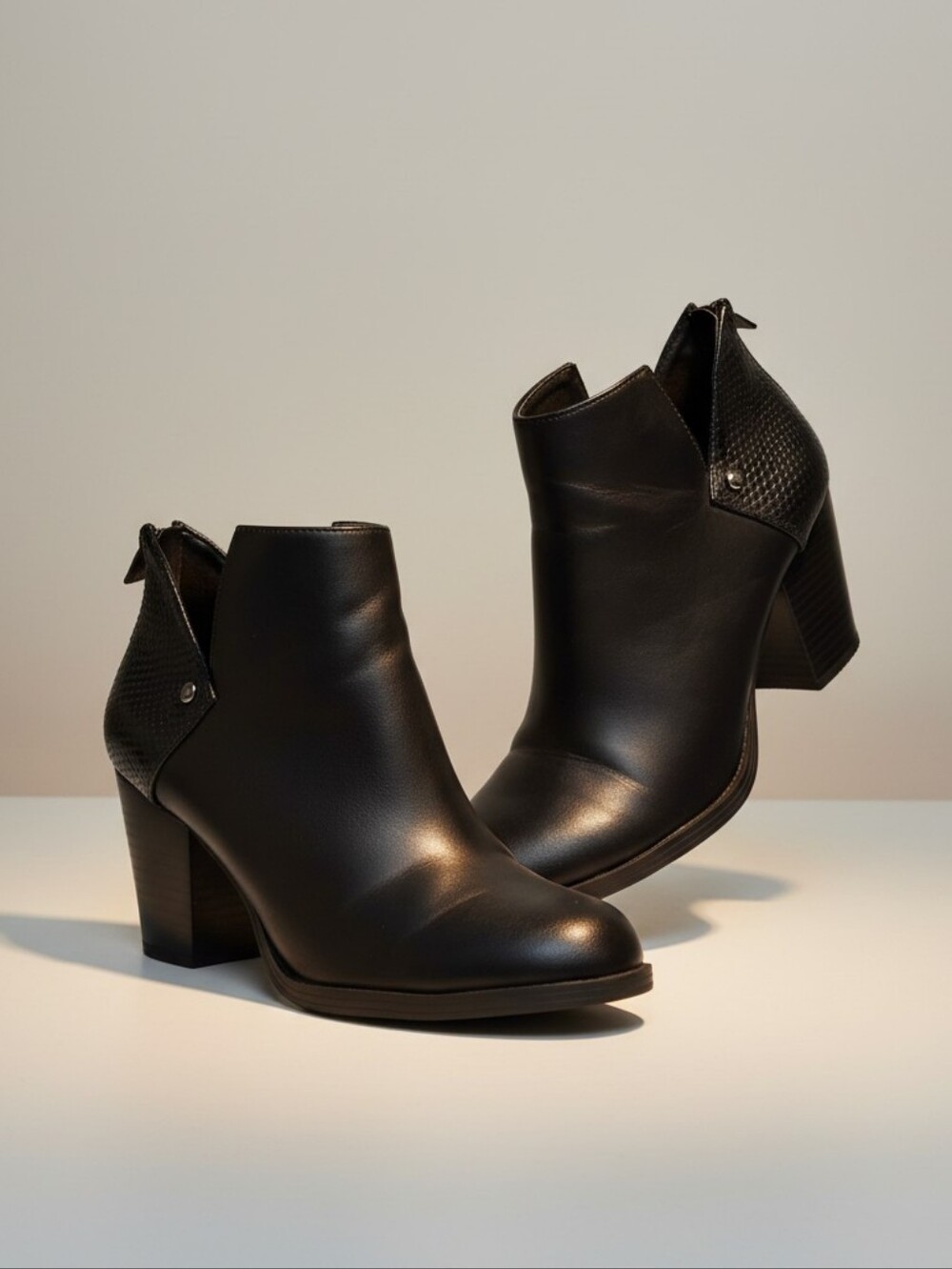 Simply Vera Vera Wang Faux Leather Snake Skin Print Block Heel Boots – Size 7.5